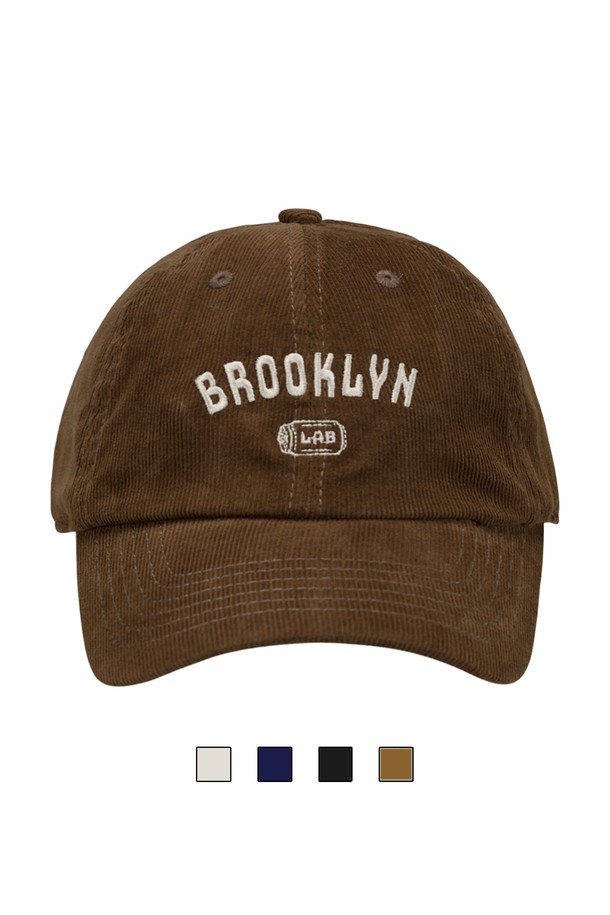 씨알에스디엘 브루클린 볼캡은 면과 코듀로이 소재로 제작되어 부드러운 촉감을 자랑하며, 깊은 모자 깊이로 편안한 착용감을 제공합니다. 블랙, 네이비, 브라운, 아이보리 4가지 색상으로 출시되어 어떤 스타일에도 매치하기 용이하며, 무지 디자인에 자수 디테일과 메탈 버클이 더해져 포인트를 더했습니다. 7.5cm의 챙 넓이와 사이즈 조절 기능으로 실용성을 높였으며, 6패널 구조와 곡선형 챙으로 안정적인 핏을 선사합니다. 캐주얼, 미니멀, 클래식 스타일을 즐기는 분들께 동네 마실룩, 여행룩, 산책룩 등 다양한 TPO에 활용하기 좋은 아이템입니다.
