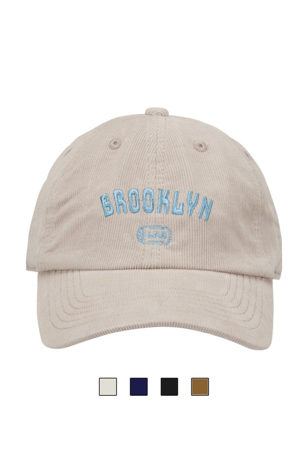 씨알에스디엘 브루클린 볼캡은 면 소재로 제작되어 부드러운 촉감을 자랑합니다. 블랙, 네이비, 브라운, 아이보리 4가지 색상으로 출시되었으며, 7.7cm의 모자 깊이와 7.5cm의 챙 넓이로 편안한 착용감을 제공합니다. 무지 디자인에 6패널 구성과 입체감 있는 자수 디테일이 돋보이며, 사이즈 조절이 가능한 메탈 버클이 디자인의 포인트입니다. 봄, 여름, 가을 계절에 맞춰 동네 마실룩, 산책룩, 캐주얼, 미니멀, 클래식 스타일을 연출하기에 좋습니다. 트윌 및 코듀로이 원단 버전, 곡선 챙 디자인으로 다양한 스타일을 소화할 수 있습니다.
