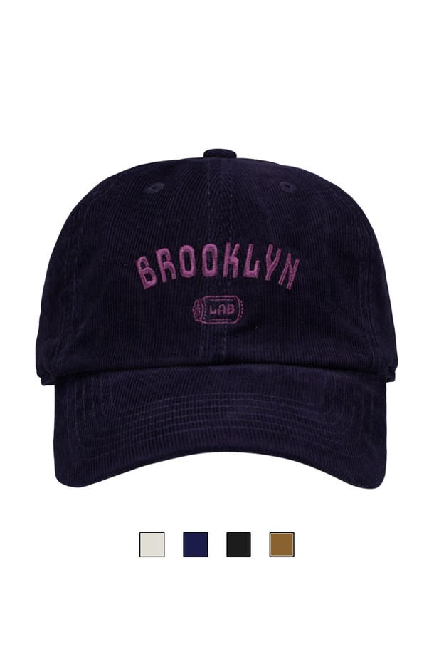 씨알에스디엘 브루클린 볼캡은 부드러운 면 소재로 제작되어 편안한 착용감을 선사합니다. 일상복에 잘 어울리는 캐주얼, 미니멀, 클래식 스타일의 볼캡으로, 동네 마실룩과 산책룩에 활용하기 좋습니다. 블랙, 네이비, 브라운, 아이보리 4가지 색상으로 출시되었으며, 7.7cm의 모자 깊이와 7.5cm의 챙 넓이, 무지 디자인이 특징입니다. 6패널 구성, 사이즈 조절 가능한 메탈 버클, 곡선 챙 디자인으로 디자인되었으며, 트윌 및 코듀로이 원단 버전으로도 만나볼 수 있습니다.
