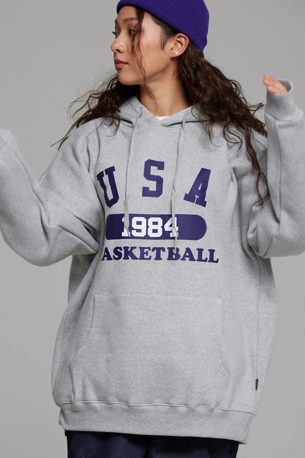 씨알에스디엘 유에스에이 바스켓볼 후디는 90년대 스트릿 패션을 현대적으로 재해석한 남성용 후드티입니다. 가을, 겨울에 적합하며, 일상과 스포츠 활동 모두에서 활용 가능한 실용적인 아이템입니다. 루즈핏에 넉넉한 암홀, A라인 실루엣으로 편안한 착용감을 선사하며, 두꺼운 소재로 제작되어 보온성을 높였습니다. 그레이 컬러 바탕에 바스켓볼 테마 디자인과 "BASKETBALL 1984" 텍스트 프린트가 돋보이는, 스포티하고 스트릿한 무드의 후드티입니다.
