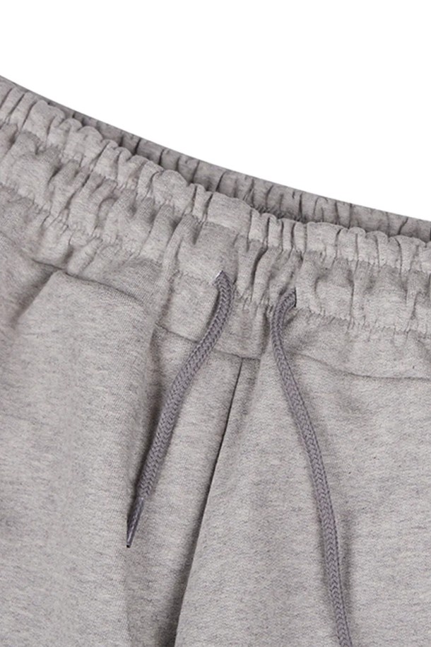 씨알에스디엘 쿼터 와이드 밴딩 팬츠는 남성을 위한 캐주얼, 스트리트 스타일 바지입니다. 봄, 가을 계절에 적합하며, 일상복으로 활용하기 좋습니다. 루즈핏 와이드 실루엣과 레터링 프린트 디테일이 특징이며, 밴딩 처리로 편안한 착용감을 제공합니다. 동네 마실룩, 여행룩 등 다양한 TPO에 맞춰 개성 있는 스타일을 연출할 수 있습니다.
