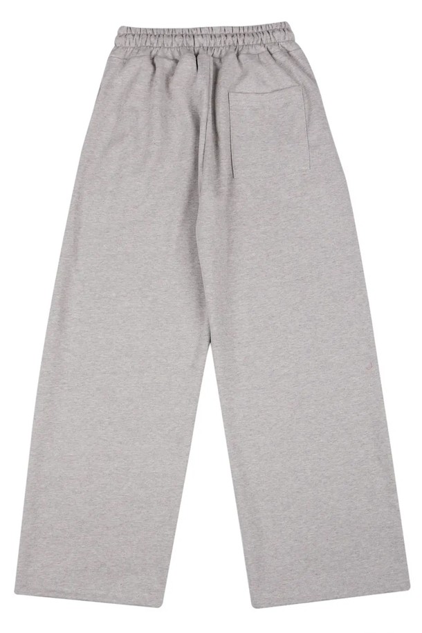 씨알에스디엘 쿼터 와이드 밴딩 팬츠는 남성을 위한 캐주얼, 스트리트 스타일 바지입니다. 봄, 가을 계절에 적합하며, 일상복으로 활용하기 좋습니다. 루즈핏 와이드 실루엣과 레터링 프린트 디테일이 특징이며, 밴딩 처리로 편안한 착용감을 제공합니다. 동네 마실룩, 여행룩 등 다양한 TPO에 맞춰 개성 있는 스타일을 연출할 수 있습니다.
