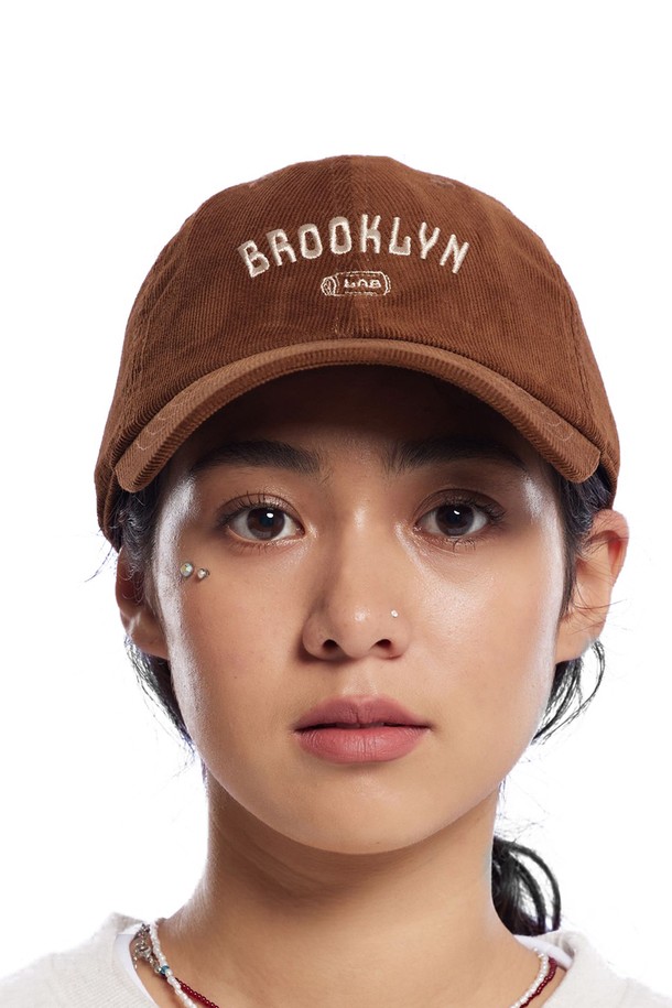 씨알에스디엘 브루클린 볼캡은 면과 코듀로이 소재로 제작되어 부드러운 촉감을 자랑하며, 깊은 모자 깊이로 편안한 착용감을 제공합니다. 블랙, 네이비, 브라운, 아이보리 4가지 색상으로 출시되어 어떤 스타일에도 매치하기 용이하며, 무지 디자인에 자수 디테일과 메탈 버클이 더해져 포인트를 더했습니다. 7.5cm의 챙 넓이와 사이즈 조절 기능으로 실용성을 높였으며, 6패널 구조와 곡선형 챙으로 안정적인 핏을 선사합니다. 캐주얼, 미니멀, 클래식 스타일을 즐기는 분들께 동네 마실룩, 여행룩, 산책룩 등 다양한 TPO에 활용하기 좋은 아이템입니다.
