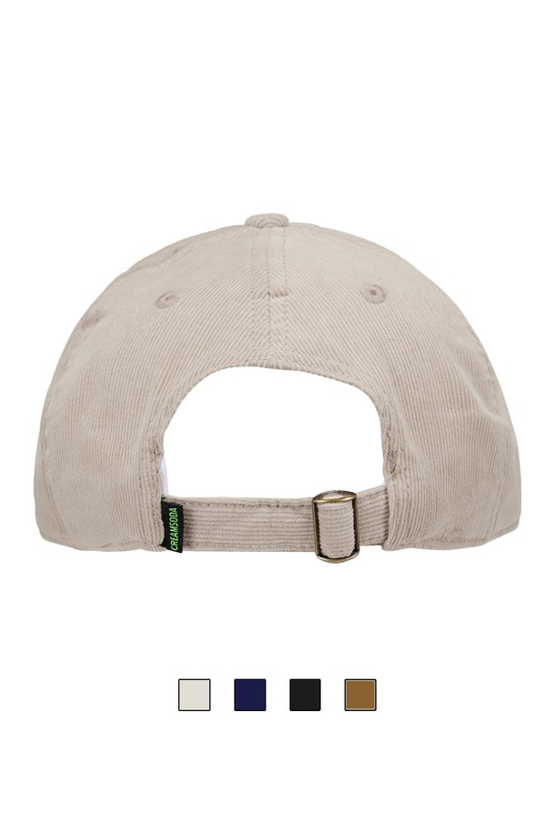 씨알에스디엘 브루클린 볼캡은 면 소재로 제작되어 부드러운 촉감을 자랑합니다. 블랙, 네이비, 브라운, 아이보리 4가지 색상으로 출시되었으며, 7.7cm의 모자 깊이와 7.5cm의 챙 넓이로 편안한 착용감을 제공합니다. 무지 디자인에 6패널 구성과 입체감 있는 자수 디테일이 돋보이며, 사이즈 조절이 가능한 메탈 버클이 디자인의 포인트입니다. 봄, 여름, 가을 계절에 맞춰 동네 마실룩, 산책룩, 캐주얼, 미니멀, 클래식 스타일을 연출하기에 좋습니다. 트윌 및 코듀로이 원단 버전, 곡선 챙 디자인으로 다양한 스타일을 소화할 수 있습니다.
