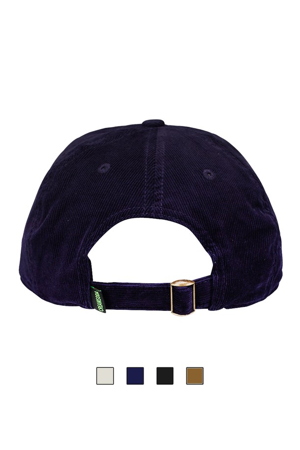 씨알에스디엘 브루클린 볼캡은 부드러운 면 소재로 제작되어 편안한 착용감을 선사합니다. 일상복에 잘 어울리는 캐주얼, 미니멀, 클래식 스타일의 볼캡으로, 동네 마실룩과 산책룩에 활용하기 좋습니다. 블랙, 네이비, 브라운, 아이보리 4가지 색상으로 출시되었으며, 7.7cm의 모자 깊이와 7.5cm의 챙 넓이, 무지 디자인이 특징입니다. 6패널 구성, 사이즈 조절 가능한 메탈 버클, 곡선 챙 디자인으로 디자인되었으며, 트윌 및 코듀로이 원단 버전으로도 만나볼 수 있습니다.
