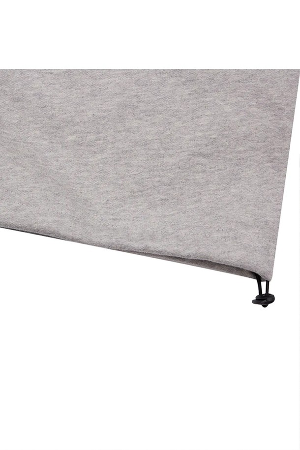 씨알에스디엘 쿼터 와이드 밴딩 팬츠는 남성을 위한 캐주얼, 스트리트 스타일 바지입니다. 봄, 가을 계절에 적합하며, 일상복으로 활용하기 좋습니다. 루즈핏 와이드 실루엣과 레터링 프린트 디테일이 특징이며, 밴딩 처리로 편안한 착용감을 제공합니다. 동네 마실룩, 여행룩 등 다양한 TPO에 맞춰 개성 있는 스타일을 연출할 수 있습니다.
