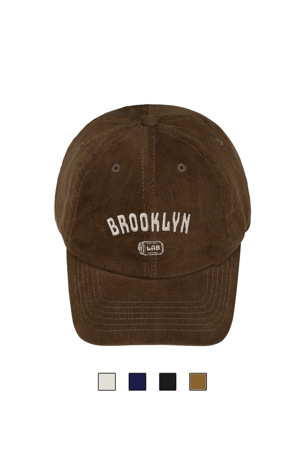 씨알에스디엘 브루클린 볼캡은 면과 코듀로이 소재로 제작되어 부드러운 촉감을 자랑하며, 깊은 모자 깊이로 편안한 착용감을 제공합니다. 블랙, 네이비, 브라운, 아이보리 4가지 색상으로 출시되어 어떤 스타일에도 매치하기 용이하며, 무지 디자인에 자수 디테일과 메탈 버클이 더해져 포인트를 더했습니다. 7.5cm의 챙 넓이와 사이즈 조절 기능으로 실용성을 높였으며, 6패널 구조와 곡선형 챙으로 안정적인 핏을 선사합니다. 캐주얼, 미니멀, 클래식 스타일을 즐기는 분들께 동네 마실룩, 여행룩, 산책룩 등 다양한 TPO에 활용하기 좋은 아이템입니다.
