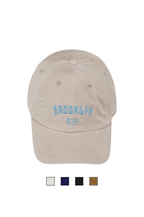 씨알에스디엘 브루클린 볼캡은 면 소재로 제작되어 부드러운 촉감을 자랑합니다. 블랙, 네이비, 브라운, 아이보리 4가지 색상으로 출시되었으며, 7.7cm의 모자 깊이와 7.5cm의 챙 넓이로 편안한 착용감을 제공합니다. 무지 디자인에 6패널 구성과 입체감 있는 자수 디테일이 돋보이며, 사이즈 조절이 가능한 메탈 버클이 디자인의 포인트입니다. 봄, 여름, 가을 계절에 맞춰 동네 마실룩, 산책룩, 캐주얼, 미니멀, 클래식 스타일을 연출하기에 좋습니다. 트윌 및 코듀로이 원단 버전, 곡선 챙 디자인으로 다양한 스타일을 소화할 수 있습니다.
