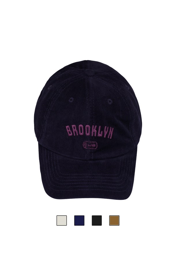 씨알에스디엘 브루클린 볼캡은 부드러운 면 소재로 제작되어 편안한 착용감을 선사합니다. 일상복에 잘 어울리는 캐주얼, 미니멀, 클래식 스타일의 볼캡으로, 동네 마실룩과 산책룩에 활용하기 좋습니다. 블랙, 네이비, 브라운, 아이보리 4가지 색상으로 출시되었으며, 7.7cm의 모자 깊이와 7.5cm의 챙 넓이, 무지 디자인이 특징입니다. 6패널 구성, 사이즈 조절 가능한 메탈 버클, 곡선 챙 디자인으로 디자인되었으며, 트윌 및 코듀로이 원단 버전으로도 만나볼 수 있습니다.
