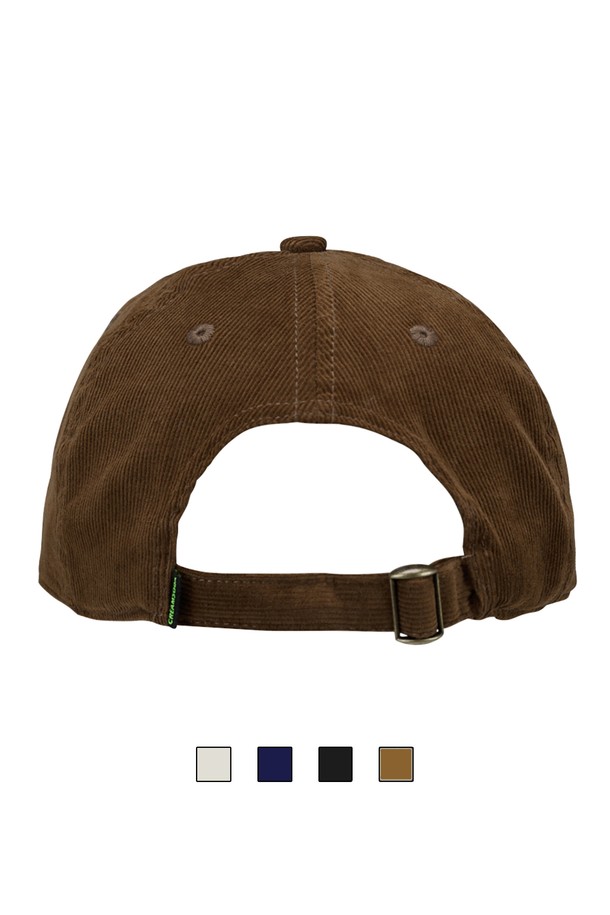 씨알에스디엘 브루클린 볼캡은 면과 코듀로이 소재로 제작되어 부드러운 촉감을 자랑하며, 깊은 모자 깊이로 편안한 착용감을 제공합니다. 블랙, 네이비, 브라운, 아이보리 4가지 색상으로 출시되어 어떤 스타일에도 매치하기 용이하며, 무지 디자인에 자수 디테일과 메탈 버클이 더해져 포인트를 더했습니다. 7.5cm의 챙 넓이와 사이즈 조절 기능으로 실용성을 높였으며, 6패널 구조와 곡선형 챙으로 안정적인 핏을 선사합니다. 캐주얼, 미니멀, 클래식 스타일을 즐기는 분들께 동네 마실룩, 여행룩, 산책룩 등 다양한 TPO에 활용하기 좋은 아이템입니다.
