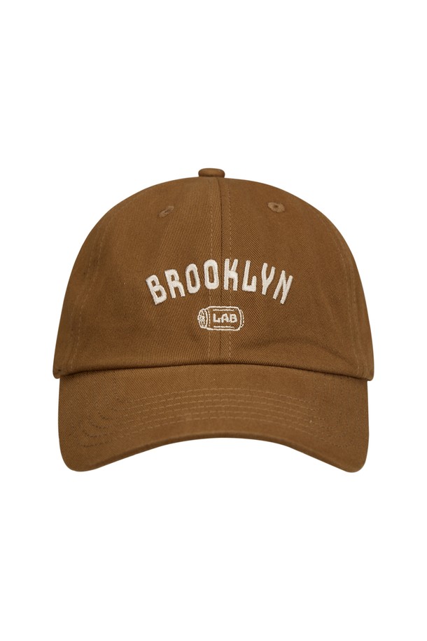 씨알에스디엘 브루클린 볼캡은 면과 코듀로이 소재로 제작되어 부드러운 촉감을 자랑하며, 깊은 모자 깊이로 편안한 착용감을 제공합니다. 블랙, 네이비, 브라운, 아이보리 4가지 색상으로 출시되어 어떤 스타일에도 매치하기 용이하며, 무지 디자인에 자수 디테일과 메탈 버클이 더해져 포인트를 더했습니다. 7.5cm의 챙 넓이와 사이즈 조절 기능으로 실용성을 높였으며, 6패널 구조와 곡선형 챙으로 안정적인 핏을 선사합니다. 캐주얼, 미니멀, 클래식 스타일을 즐기는 분들께 동네 마실룩, 여행룩, 산책룩 등 다양한 TPO에 활용하기 좋은 아이템입니다.
