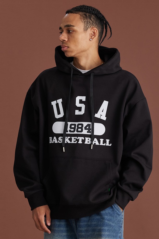 씨알에스디엘 유에스에이 바스켓볼 후드티는 90년대 스트릿 무드를 담아낸 캐주얼 후드티셔츠입니다. 루즈핏과 오버핏으로 편안한 착용감을 선사하며, 가을, 겨울 시즌 데일리룩에 활용하기 좋습니다. 면과 폴리에스테르 혼방 소재로 제작되어 부드러운 촉감을 자랑하며, 두꺼운 두께감으로 보온성을 높였습니다. 블랙, 화이트, 옐로우, 그레이, 네이비, 오트밀 등 다양한 컬러로 만나보세요. A라인 실루엣, 넓은 암홀, 드롭숄더 디자인과 립 원단 마감, 이중 스티치 넥라인, 보강된 스트링 팁 등의 디테일이 돋보입니다.
