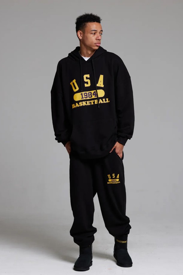 씨알에스디엘 유에스에이 바스켓볼 후디는 90년대 스트릿 패션을 현대적으로 재해석한 공용 후드입니다. 블랙과 옐로우 두 가지 색상으로 출시되었으며, 두꺼운 두께감과 기모 안감으로 겨울철에도 따뜻하게 착용할 수 있습니다. 루즈핏과 와이드한 바디라인, A라인 실루엣으로 편안함과 스타일리시함을 동시에 잡았습니다. 면과 폴리에스테르 혼방 소재로 제작되어 부드러운 촉감을 자랑하며, 이중 워싱 처리로 변형과 수축을 최소화했습니다. 후드, 긴 소매, 로고 및 프린트 패턴이 특징이며, 겨울 데일리룩이나 스포티한 스타일 연출에 적합합니다.
