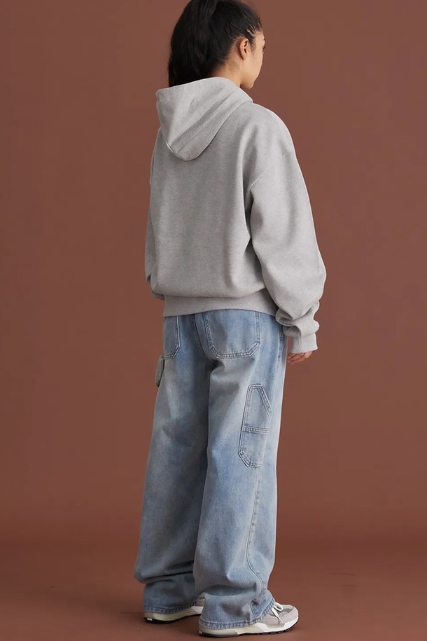 씨알에스디엘 유에스에이 바스켓볼 후드입니다. 남녀 모두 착용 가능한 루즈핏 후드티셔츠로, 가을, 겨울 시즌에 따뜻하게 입을 수 있습니다. 그레이, 블랙 두 가지 색상으로 출시되었으며, 90년대 스타일의 USA 농구 프린트가 돋보입니다. 면과 폴리에스테르 혼방 소재로 제작되어 부드러운 촉감을 선사하며, 두꺼운 두께감으로 보온성을 높였습니다. 넓은 어깨라인과 A라인 실루엣으로 스트릿, 스포티, 레트로 무드를 연출하여 집콕룩, 겨울 데일리룩, 산책룩 등 다양한 TPO에 활용하기 좋습니다.
