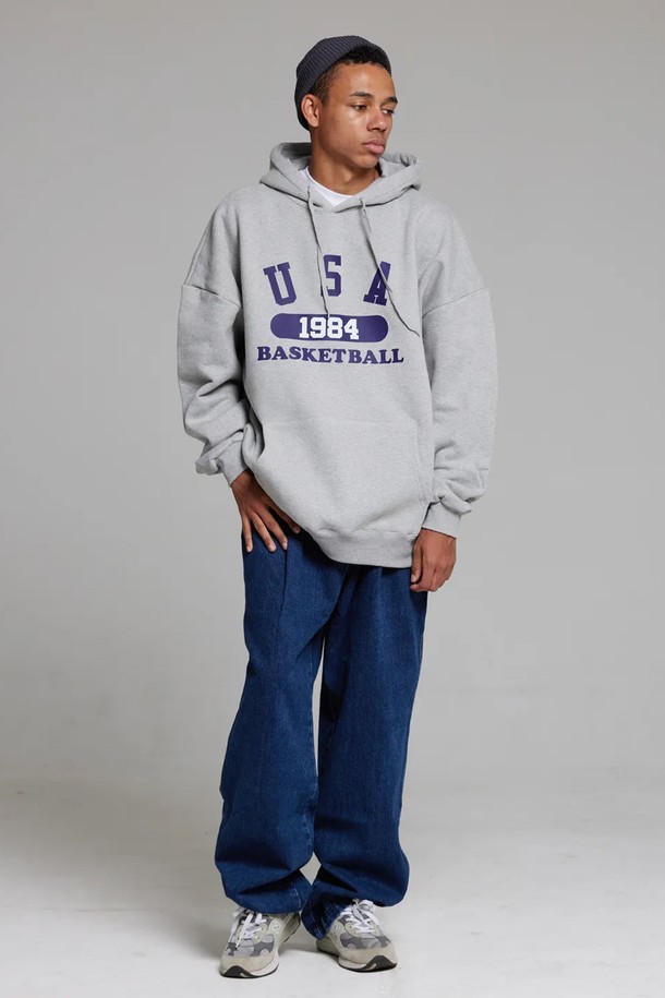 씨알에스디엘 유에스에이 바스켓볼 후디는 90년대 스트릿 패션을 현대적으로 재해석한 남성용 후드티입니다. 가을, 겨울에 적합하며, 일상과 스포츠 활동 모두에서 활용 가능한 실용적인 아이템입니다. 루즈핏에 넉넉한 암홀, A라인 실루엣으로 편안한 착용감을 선사하며, 두꺼운 소재로 제작되어 보온성을 높였습니다. 그레이 컬러 바탕에 바스켓볼 테마 디자인과 "BASKETBALL 1984" 텍스트 프린트가 돋보이는, 스포티하고 스트릿한 무드의 후드티입니다.
