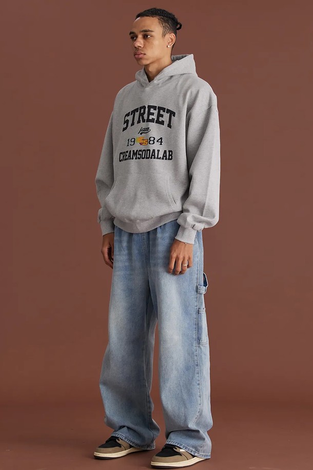 씨알에스디엘 스트릿 잼 후드는 남성용 오버핏 후드티로, 가을과 겨울에 착용하기 좋습니다. 그레이 컬러에 1984 프린팅과 로고 패턴이 돋보이며, 스트릿 및 캐주얼 스타일을 연출하기에 적합합니다. 긴소매 레귤러 기장으로 제작되어 편안하고 스타일리시하게 착용할 수 있습니다.
