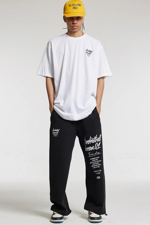 씨알에스디엘 쿼터 와이드 밴딩 팬츠는 편안함과 스타일을 모두 갖춘 남성용 와이드 팬츠입니다. 봄, 가을 계절에 적합하며, 캐주얼, 스포티한 스타일을 연출할 수 있습니다. 면과 폴리에스테르 혼방 소재로 제작되어 부드러운 촉감과 활동성을 제공하며, 밴딩 처리로 편안한 착용감을 선사합니다. 무지 디자인에 와이드 핏으로 트렌디함을 더했으며, 일상생활, 산책 등 다양한 TPO에 활용하기 좋습니다. 팀플레이 디자인으로 포인트를 더했습니다.
