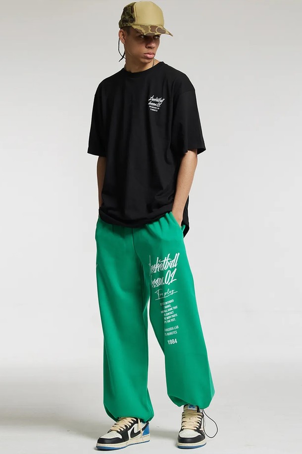 씨알에스디엘 쿼터 와이드 밴딩 팬츠는 그린 컬러의 공용 와이드 밴딩 팬츠입니다. 면과 폴리에스테르 혼방 소재로 제작되어 사계절 내내 활용 가능하며, 루즈핏과 레터링 프린트가 특징입니다. 캐주얼, 스포티, 미니멀 스타일을 연출하기 좋으며, 일상생활이나 동네 마실룩, 여행룩에 적합합니다. 편안한 착용감을 제공하는 밴딩 디테일과 와이드 핏으로 활동성을 높였습니다.
