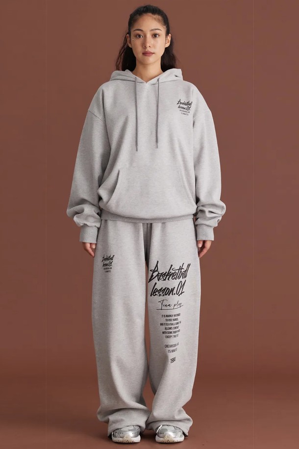 씨알에스디엘 쿼터 와이드 밴딩 팬츠는 남성을 위한 캐주얼, 스트리트 스타일 바지입니다. 봄, 가을 계절에 적합하며, 일상복으로 활용하기 좋습니다. 루즈핏 와이드 실루엣과 레터링 프린트 디테일이 특징이며, 밴딩 처리로 편안한 착용감을 제공합니다. 동네 마실룩, 여행룩 등 다양한 TPO에 맞춰 개성 있는 스타일을 연출할 수 있습니다.
