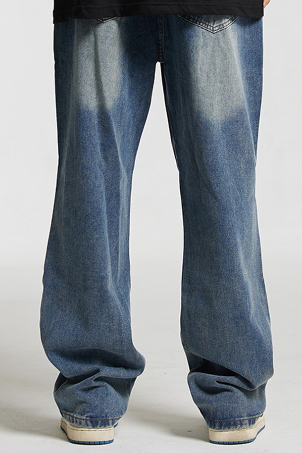 남성용 투턱 세미와이드 데님입니다. 봄, 가을에 착용하기 좋은 두께감으로, 면과 폴리에스테르 혼방 소재로 제작되어 편안한 착용감을 선사합니다. 루즈핏의 세미와이드 핏으로 캐주얼한 스타일을 연출하며, 무지 디자인과 블루 컬러가 어떤 상의와도 잘 어울립니다.
