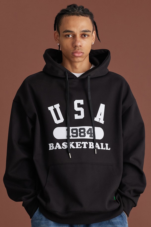 씨알에스디엘 유에스에이 바스켓볼 후드티는 90년대 스트릿 무드를 담아낸 캐주얼 후드티셔츠입니다. 루즈핏과 오버핏으로 편안한 착용감을 선사하며, 가을, 겨울 시즌 데일리룩에 활용하기 좋습니다. 면과 폴리에스테르 혼방 소재로 제작되어 부드러운 촉감을 자랑하며, 두꺼운 두께감으로 보온성을 높였습니다. 블랙, 화이트, 옐로우, 그레이, 네이비, 오트밀 등 다양한 컬러로 만나보세요. A라인 실루엣, 넓은 암홀, 드롭숄더 디자인과 립 원단 마감, 이중 스티치 넥라인, 보강된 스트링 팁 등의 디테일이 돋보입니다.
