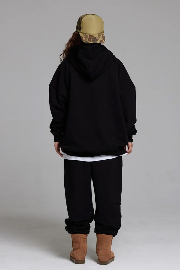 씨알에스디엘 유에스에이 바스켓볼 후디는 90년대 스트릿 패션을 현대적으로 재해석한 공용 후드입니다. 블랙과 옐로우 두 가지 색상으로 출시되었으며, 두꺼운 두께감과 기모 안감으로 겨울철에도 따뜻하게 착용할 수 있습니다. 루즈핏과 와이드한 바디라인, A라인 실루엣으로 편안함과 스타일리시함을 동시에 잡았습니다. 면과 폴리에스테르 혼방 소재로 제작되어 부드러운 촉감을 자랑하며, 이중 워싱 처리로 변형과 수축을 최소화했습니다. 후드, 긴 소매, 로고 및 프린트 패턴이 특징이며, 겨울 데일리룩이나 스포티한 스타일 연출에 적합합니다.
