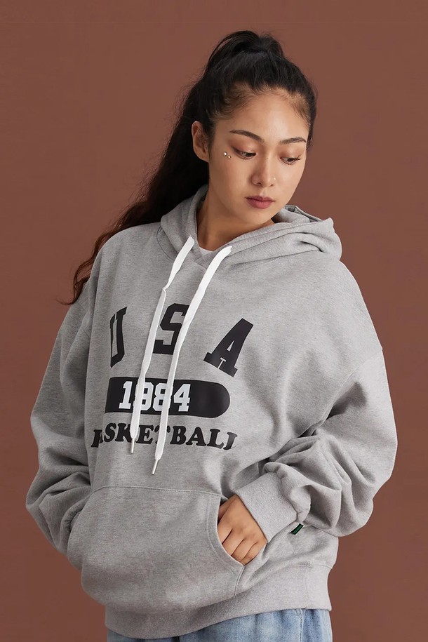 씨알에스디엘 유에스에이 바스켓볼 후드입니다. 남녀 모두 착용 가능한 루즈핏 후드티셔츠로, 가을, 겨울 시즌에 따뜻하게 입을 수 있습니다. 그레이, 블랙 두 가지 색상으로 출시되었으며, 90년대 스타일의 USA 농구 프린트가 돋보입니다. 면과 폴리에스테르 혼방 소재로 제작되어 부드러운 촉감을 선사하며, 두꺼운 두께감으로 보온성을 높였습니다. 넓은 어깨라인과 A라인 실루엣으로 스트릿, 스포티, 레트로 무드를 연출하여 집콕룩, 겨울 데일리룩, 산책룩 등 다양한 TPO에 활용하기 좋습니다.

