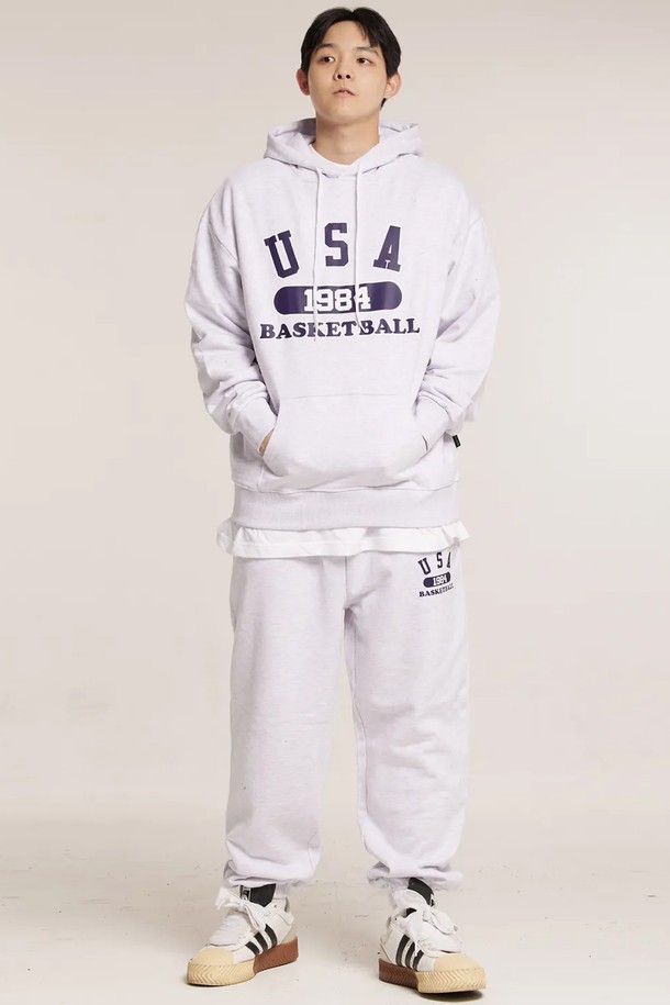 씨알에스디엘 유에스에이 바스켓볼 후드는 가을과 겨울에 어울리는 남성용 후드티셔츠입니다. 라이트 그레이, 네이비 두 가지 색상으로 출시되었으며, 두껍고 부드러운 면과 폴리에스테르 혼방 소재로 제작되어 편안한 착용감을 선사합니다. 70-80년대 미국 대학 스웨트셔츠 디자인을 기반으로 한 빈티지 스타일과 더블 워싱 가공으로 자연스러운 멋을 더했습니다. 오버핏과 릴랙스핏으로 편안하게 착용 가능하며, 일상, 집콕, 산책 등 다양한 TPO에 활용할 수 있습니다. 후드, 긴소매, 로고, 프린트 패턴이 특징이며, 캐주얼, 스포티, 레트로 스타일을 즐기는 남성에게 제격입니다.
