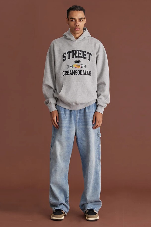 씨알에스디엘 스트릿 잼 후드는 남성용 오버핏 후드티로, 가을과 겨울에 착용하기 좋습니다. 그레이 컬러에 1984 프린팅과 로고 패턴이 돋보이며, 스트릿 및 캐주얼 스타일을 연출하기에 적합합니다. 긴소매 레귤러 기장으로 제작되어 편안하고 스타일리시하게 착용할 수 있습니다.

