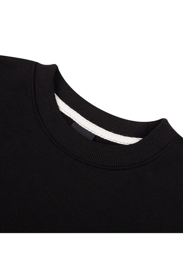 씨알에스디엘 스트릿 잼 1984 맨투맨은 남성용 상의로, 블랙 컬러의 레귤러핏 맨투맨입니다. 면 소재로 제작되어 봄, 가을, 겨울 3계절 모두 착용 가능하며, 라운드넥에 레터링 및 프린트 패턴이 돋보이는 캐주얼하고 스트릿한 스타일을 연출합니다. 1984 숫자 프린트가 특징이며, 긴소매 디자인으로 편안한 착용감을 선사합니다.
