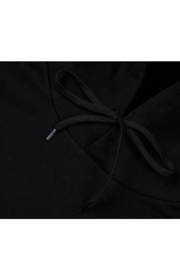 씨알에스디엘 디아이즈 박스 로고 후드는 남녀 공용으로, 가을과 겨울에 착용하기 좋은 두꺼운 면 소재의 후드티입니다. 오버핏 디자인에 블랙 컬러, 긴 소매 기장으로 제작되었으며, 스트릿/캐주얼 스타일을 연출하기 좋습니다. 전면에 박스 로고 프린트가 돋보이는, 개성 있는 디자인의 상의입니다.
