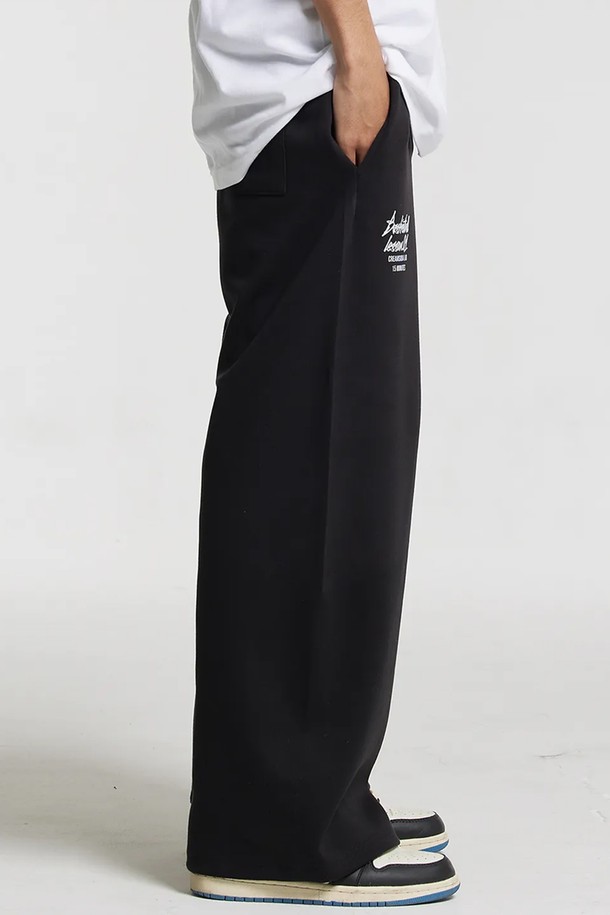 씨알에스디엘 쿼터 와이드 밴딩 팬츠는 편안함과 스타일을 모두 갖춘 남성용 와이드 팬츠입니다. 봄, 가을 계절에 적합하며, 캐주얼, 스포티한 스타일을 연출할 수 있습니다. 면과 폴리에스테르 혼방 소재로 제작되어 부드러운 촉감과 활동성을 제공하며, 밴딩 처리로 편안한 착용감을 선사합니다. 무지 디자인에 와이드 핏으로 트렌디함을 더했으며, 일상생활, 산책 등 다양한 TPO에 활용하기 좋습니다. 팀플레이 디자인으로 포인트를 더했습니다.
