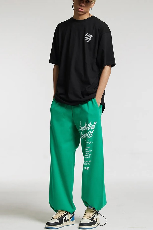 씨알에스디엘 쿼터 와이드 밴딩 팬츠는 그린 컬러의 공용 와이드 밴딩 팬츠입니다. 면과 폴리에스테르 혼방 소재로 제작되어 사계절 내내 활용 가능하며, 루즈핏과 레터링 프린트가 특징입니다. 캐주얼, 스포티, 미니멀 스타일을 연출하기 좋으며, 일상생활이나 동네 마실룩, 여행룩에 적합합니다. 편안한 착용감을 제공하는 밴딩 디테일과 와이드 핏으로 활동성을 높였습니다.
