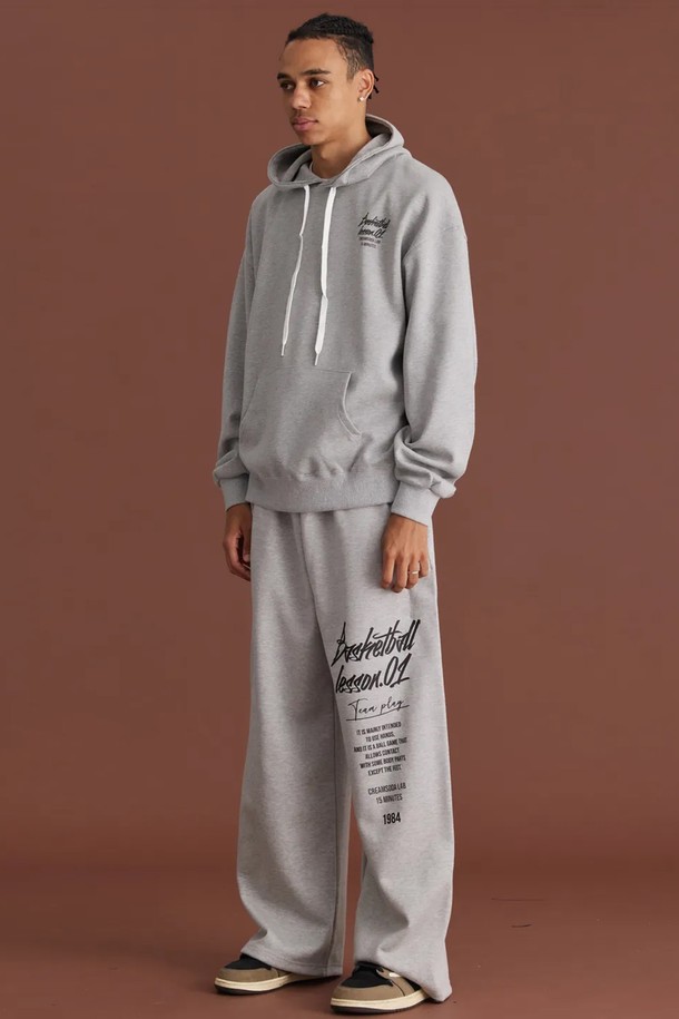 씨알에스디엘 쿼터 와이드 밴딩 팬츠는 남성을 위한 캐주얼, 스트리트 스타일 바지입니다. 봄, 가을 계절에 적합하며, 일상복으로 활용하기 좋습니다. 루즈핏 와이드 실루엣과 레터링 프린트 디테일이 특징이며, 밴딩 처리로 편안한 착용감을 제공합니다. 동네 마실룩, 여행룩 등 다양한 TPO에 맞춰 개성 있는 스타일을 연출할 수 있습니다.
