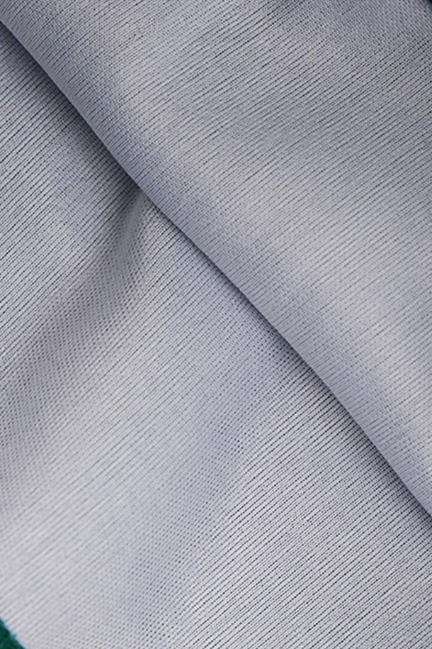 씨알에스디엘 세븐 플라워 크롭 후드는 여성용 캐주얼 상의로, 봄, 가을에 착용하기 좋습니다. 부드러운 면 소재로 제작되어 편안한 착용감을 선사하며, 그린 컬러와 플라워 프린트 디테일이 돋보입니다. 레귤러핏에 긴 소매, 후드 네크라인, 크롭 기장으로 디자인되어 트렌디한 스타일을 연출합니다.
