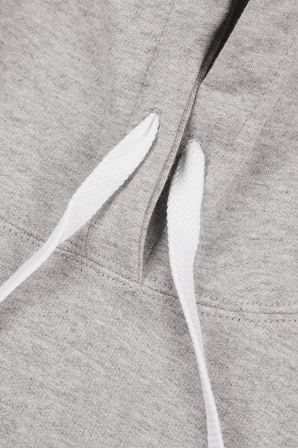 씨알에스디엘 세븐 플라워 크롭 후드는 면과 폴리에스테르 혼방 소재로 제작되어 편안한 착용감을 선사합니다. 플라워 패턴이 돋보이는 디자인으로, 캐주얼, 미니멀, 걸리시 스타일 연출에 용이합니다. 크롭 기장과 후드 디자인이 트렌디한 느낌을 더하며, 동네 마실룩, 카페룩, 집콕룩 등 다양한 TPO에 활용하기 좋습니다. 그레이 색상으로 어떤 옷에도 잘 어울려 데일리 아이템으로 활용하기 좋습니다. 세련된 디자인과 실용성을 겸비한 상의입니다.
