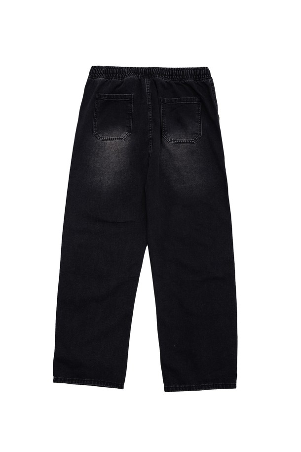 **브러쉬 워싱 데님 팬츠**는 남성 고객을 위해 디자인된 사계절용 데님 팬츠입니다. 면과 폴리에스테르 혼방 소재로 제작되어 편안한 착용감을 제공하며, 레귤러핏으로 제작되어 활동성을 높였습니다. 브러쉬 워싱 가공을 통해 자연스러운 워싱 패턴을 연출하여 캐주얼하면서도 베이직한 스타일을 완성합니다. 데일리룩에 활용하기 좋은 실용적인 아이템입니다. 블랙 컬러로 어떤 상의에도 잘 어울립니다.
