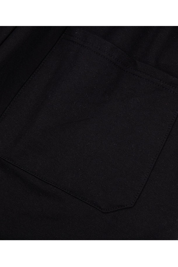 씨알에스디엘 베이직 트레이닝 숏 팬츠는 면 소재의 부드러운 촉감과 루즈핏으로 편안한 착용감을 제공합니다. 톤다운된 Black, Grey, Green, Red 컬러로 일상과 피트니스 활동 모두에 활용 가능하며, 고탄력 허리 밴딩, 뒷면 유틸리티 포켓, 텐터 가공 및 텀블 워싱 처리로 기능성과 내구성을 높였습니다. 와이드 숏 기장으로 시원하고 스포티한 스타일을 연출해 보세요.
