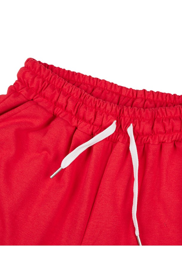 씨알에스디엘 베이직 트레이닝 숏 팬츠는 부드러운 면 소재로 제작되어 뛰어난 착용감을 제공하며, 일상 및 운동 시 편안하게 착용할 수 있습니다. 블랙, 그레이, 그린, 레드 4가지 색상으로 출시되었으며, 고탄력 허리 밴딩과 와이드 루즈핏 디자인으로 활동성을 높였습니다. 유틸리티 포켓과 내구성이 뛰어난 소재, 형태 유지력으로 여름철 스타일리시하고 실용적인 코디를 완성해 보세요.
