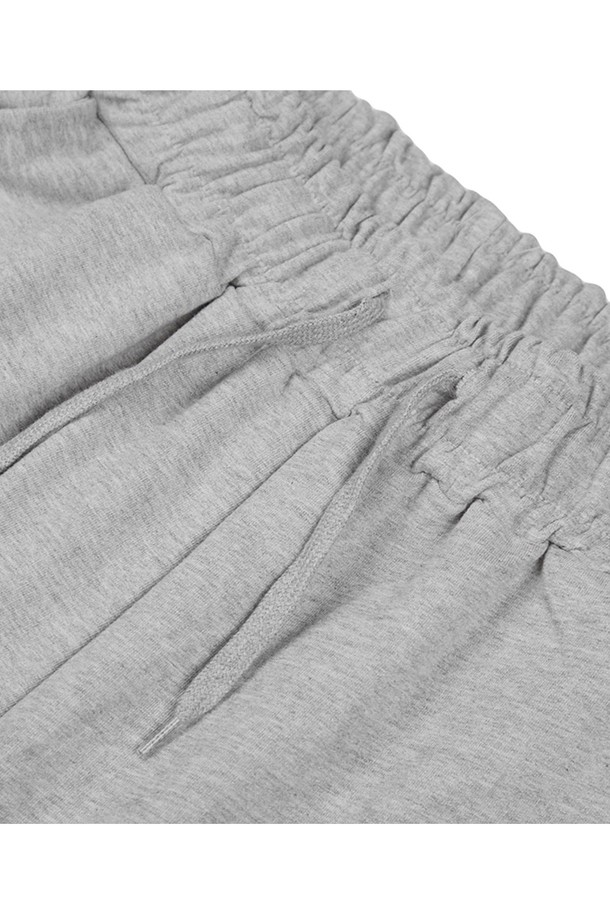 씨알에스디엘 겜블러 걸 다이스 트레이닝 숏 팬츠는 블랙, 그레이, 그린, 레드의 4가지 색상으로 출시되었으며, 여름철 일상 및 운동 시에 적합한 공용 트레이닝 숏팬츠입니다. 면 소재의 부드러운 촉감과 루즈핏 와이드 실루엣으로 편안함을 제공하며, 얇은 두께와 밴딩 처리된 고탄력 허리 밴드가 활동성을 높여줍니다. 뒷주머니와 로고/프린트 패턴이 특징이며, 텀블워싱 및 텐터 가공으로 내구성을 강화했습니다.
