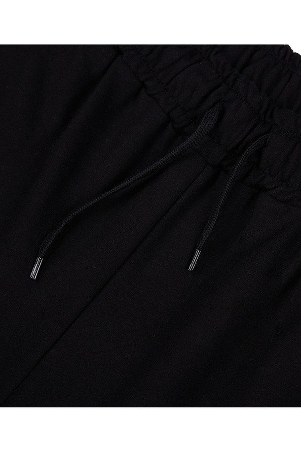 씨알에스디엘 쿼터 로고 트레이닝 숏 팬츠는 부드러운 면 소재로 제작되어 편안한 착용감을 선사합니다. 블랙, 그레이, 그린, 레드 4가지 색상으로 출시되었으며, 루즈핏 와이드 실루엣과 허리 밴딩으로 일상 속 스포티하고 캐주얼한 스타일을 연출하기 좋습니다. 뒷면 포켓 디테일과 안정적인 허리 핏을 위한 고장력 밴드, 형태 유지를 위한 디테일 스티칭으로 완성도를 높였습니다.
