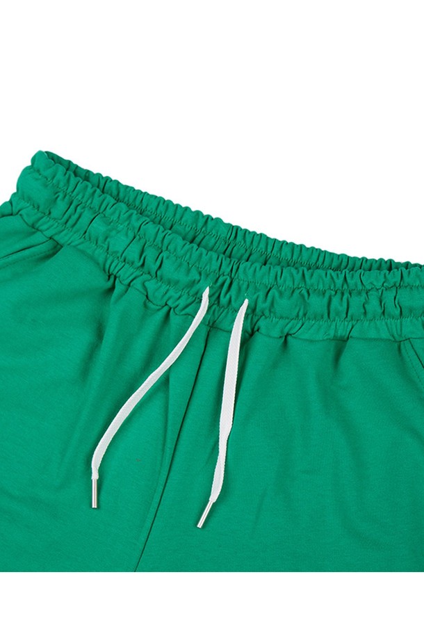 씨알에스디엘 쿼터 로고 트레이닝 숏 팬츠는 남성용으로, 여름철 스포츠 활동에 적합한 트레이닝 숏 팬츠입니다. 블랙, 그레이, 그린, 레드 등 다양한 색상으로 출시되었으며, 밴딩 허리와 드로우스트링으로 편안한 착용감을 제공합니다. 면 소재의 레귤러핏 트레이닝핏으로 제작되었으며, 스포티한 무드를 연출하는 로고 패턴 디자인이 특징입니다.
