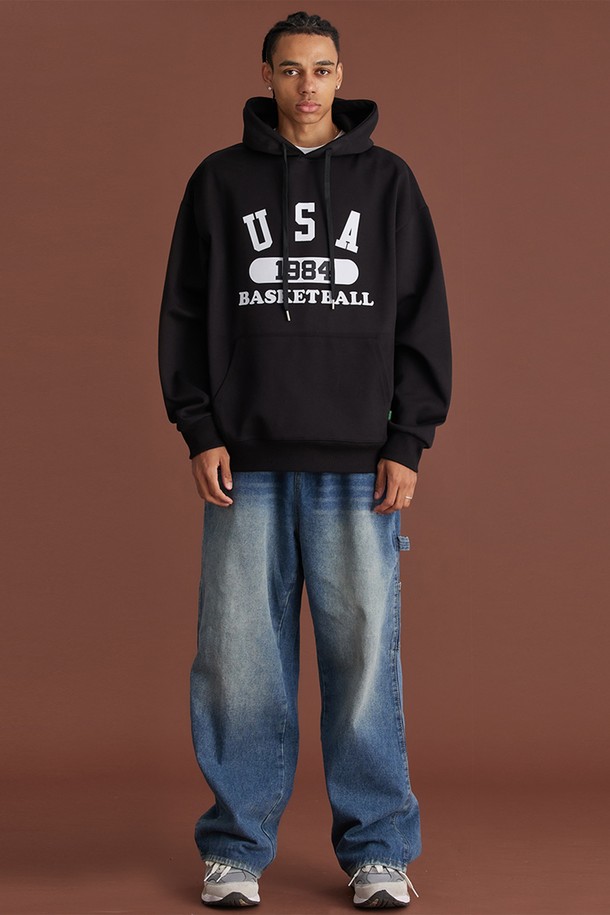 씨알에스디엘 유에스에이 바스켓볼 후드티는 90년대 스트릿 무드를 담아낸 캐주얼 후드티셔츠입니다. 루즈핏과 오버핏으로 편안한 착용감을 선사하며, 가을, 겨울 시즌 데일리룩에 활용하기 좋습니다. 면과 폴리에스테르 혼방 소재로 제작되어 부드러운 촉감을 자랑하며, 두꺼운 두께감으로 보온성을 높였습니다. 블랙, 화이트, 옐로우, 그레이, 네이비, 오트밀 등 다양한 컬러로 만나보세요. A라인 실루엣, 넓은 암홀, 드롭숄더 디자인과 립 원단 마감, 이중 스티치 넥라인, 보강된 스트링 팁 등의 디테일이 돋보입니다.
