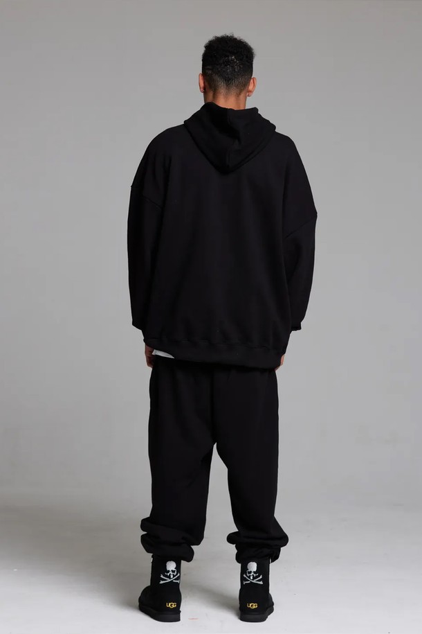 씨알에스디엘 유에스에이 바스켓볼 후디는 90년대 스트릿 패션을 현대적으로 재해석한 공용 후드입니다. 블랙과 옐로우 두 가지 색상으로 출시되었으며, 두꺼운 두께감과 기모 안감으로 겨울철에도 따뜻하게 착용할 수 있습니다. 루즈핏과 와이드한 바디라인, A라인 실루엣으로 편안함과 스타일리시함을 동시에 잡았습니다. 면과 폴리에스테르 혼방 소재로 제작되어 부드러운 촉감을 자랑하며, 이중 워싱 처리로 변형과 수축을 최소화했습니다. 후드, 긴 소매, 로고 및 프린트 패턴이 특징이며, 겨울 데일리룩이나 스포티한 스타일 연출에 적합합니다.
