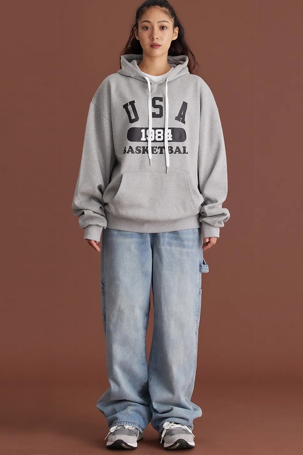 씨알에스디엘 유에스에이 바스켓볼 후드입니다. 남녀 모두 착용 가능한 루즈핏 후드티셔츠로, 가을, 겨울 시즌에 따뜻하게 입을 수 있습니다. 그레이, 블랙 두 가지 색상으로 출시되었으며, 90년대 스타일의 USA 농구 프린트가 돋보입니다. 면과 폴리에스테르 혼방 소재로 제작되어 부드러운 촉감을 선사하며, 두꺼운 두께감으로 보온성을 높였습니다. 넓은 어깨라인과 A라인 실루엣으로 스트릿, 스포티, 레트로 무드를 연출하여 집콕룩, 겨울 데일리룩, 산책룩 등 다양한 TPO에 활용하기 좋습니다.
