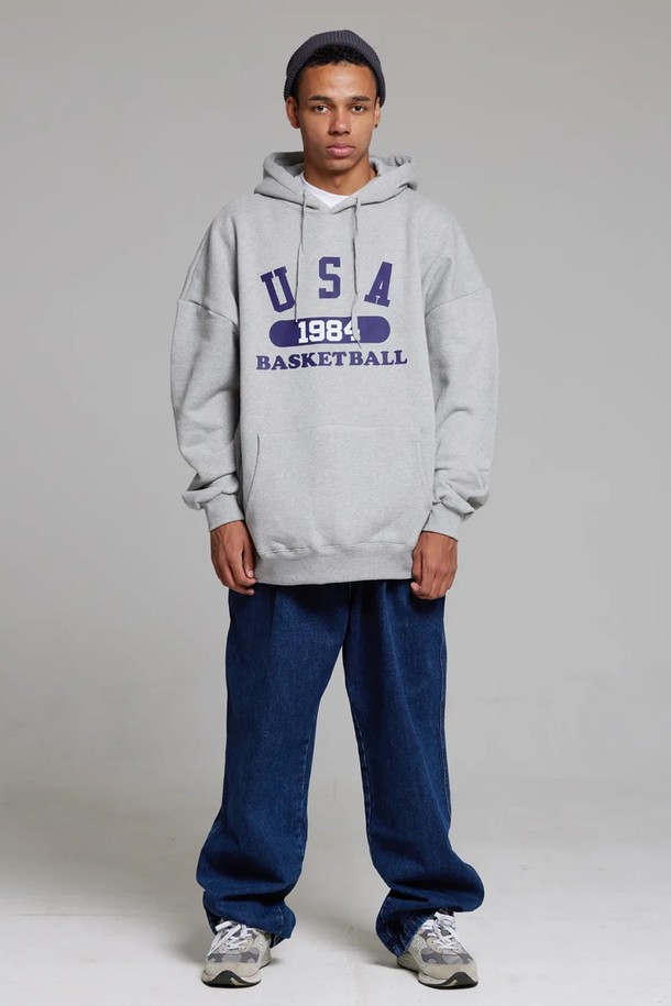 씨알에스디엘 유에스에이 바스켓볼 후디는 90년대 스트릿 패션을 현대적으로 재해석한 남성용 후드티입니다. 가을, 겨울에 적합하며, 일상과 스포츠 활동 모두에서 활용 가능한 실용적인 아이템입니다. 루즈핏에 넉넉한 암홀, A라인 실루엣으로 편안한 착용감을 선사하며, 두꺼운 소재로 제작되어 보온성을 높였습니다. 그레이 컬러 바탕에 바스켓볼 테마 디자인과 "BASKETBALL 1984" 텍스트 프린트가 돋보이는, 스포티하고 스트릿한 무드의 후드티입니다.
