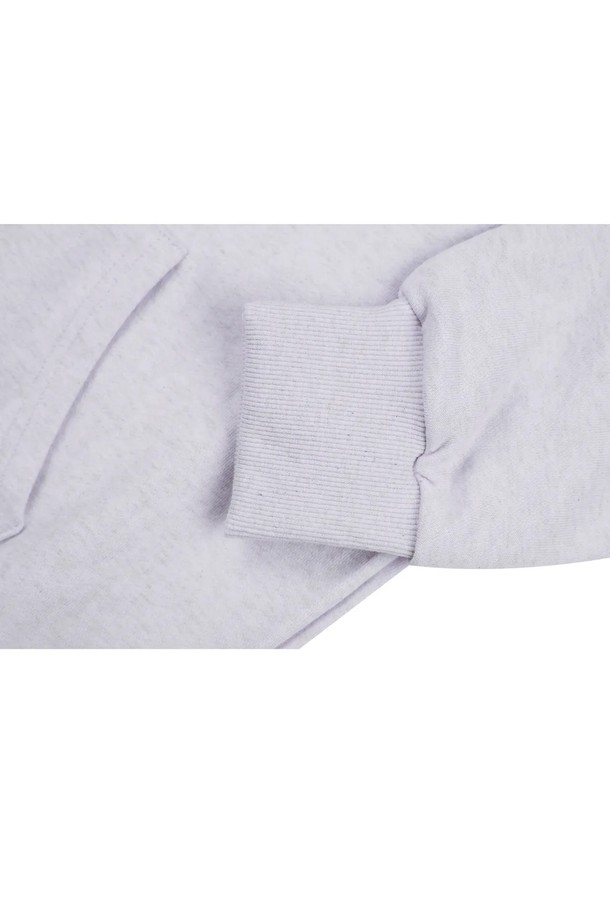 씨알에스디엘 유에스에이 바스켓볼 후드는 가을과 겨울에 어울리는 남성용 후드티셔츠입니다. 라이트 그레이, 네이비 두 가지 색상으로 출시되었으며, 두껍고 부드러운 면과 폴리에스테르 혼방 소재로 제작되어 편안한 착용감을 선사합니다. 70-80년대 미국 대학 스웨트셔츠 디자인을 기반으로 한 빈티지 스타일과 더블 워싱 가공으로 자연스러운 멋을 더했습니다. 오버핏과 릴랙스핏으로 편안하게 착용 가능하며, 일상, 집콕, 산책 등 다양한 TPO에 활용할 수 있습니다. 후드, 긴소매, 로고, 프린트 패턴이 특징이며, 캐주얼, 스포티, 레트로 스타일을 즐기는 남성에게 제격입니다.
