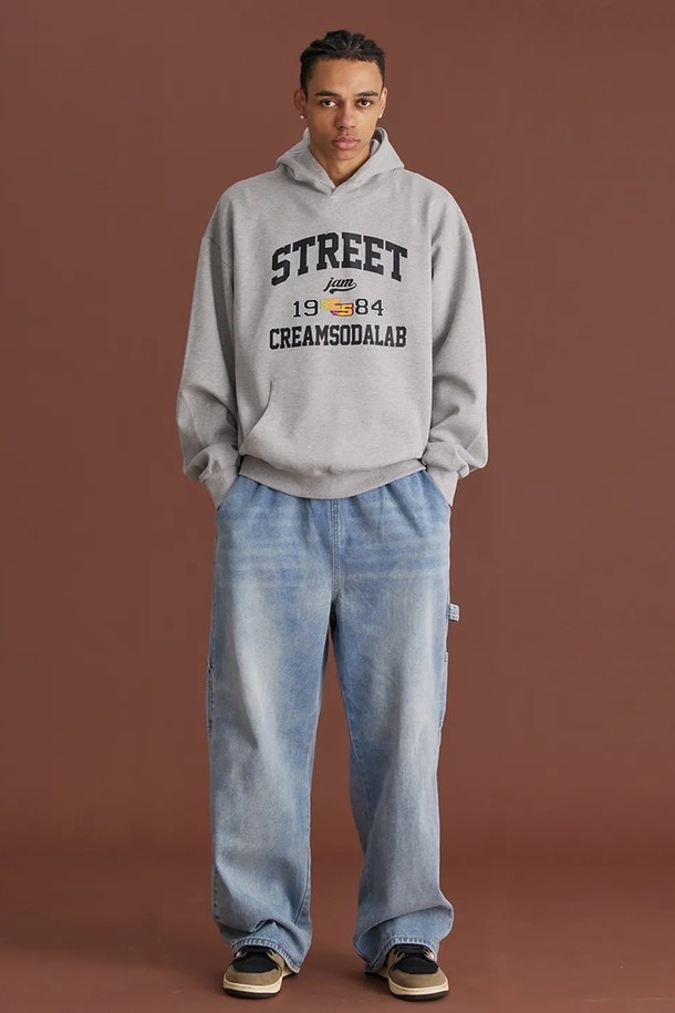 씨알에스디엘 스트릿 잼 후드는 남성용 오버핏 후드티로, 가을과 겨울에 착용하기 좋습니다. 그레이 컬러에 1984 프린팅과 로고 패턴이 돋보이며, 스트릿 및 캐주얼 스타일을 연출하기에 적합합니다. 긴소매 레귤러 기장으로 제작되어 편안하고 스타일리시하게 착용할 수 있습니다.
