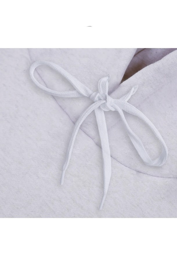 씨알에스디엘 스트릿 잼 후드는 남성용 레귤러핏 후드티입니다. 면 소재로 제작되었으며, 봄, 가을, 겨울철에 착용하기 좋습니다. 화이트 컬러 바탕에 1984 그래픽 프린트와 로고 패턴이 돋보이는 스트릿, 캐주얼 스타일의 후드티입니다.
