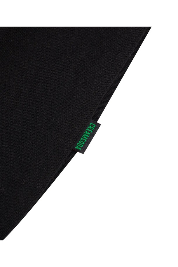 씨알에스디엘 스트릿 잼 1984 맨투맨은 남성용 상의로, 블랙 컬러의 레귤러핏 맨투맨입니다. 면 소재로 제작되어 봄, 가을, 겨울 3계절 모두 착용 가능하며, 라운드넥에 레터링 및 프린트 패턴이 돋보이는 캐주얼하고 스트릿한 스타일을 연출합니다. 1984 숫자 프린트가 특징이며, 긴소매 디자인으로 편안한 착용감을 선사합니다.
